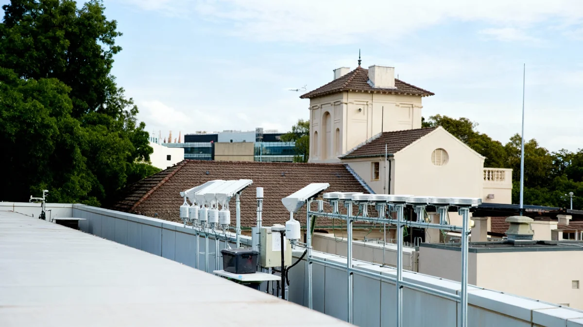 Une peinture pour toits qui rafraîchit les maisons et produit de l'eau